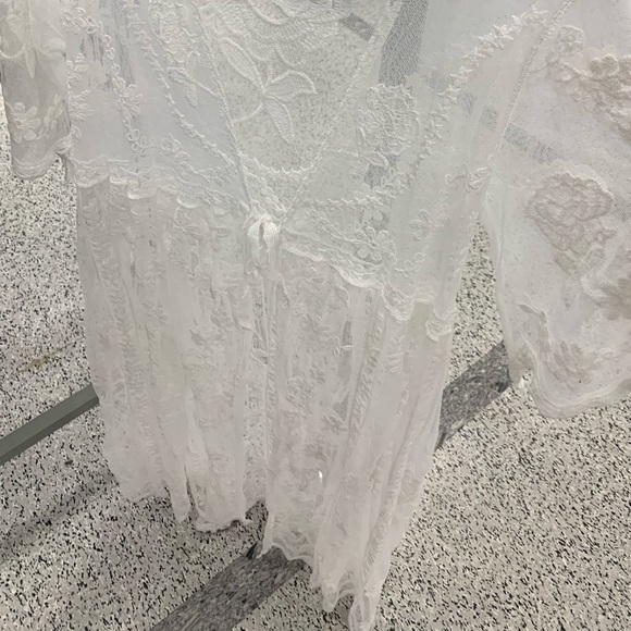 DUSTER KIMONO White Lace Rose Appliqué Design - Picture 2 of 4